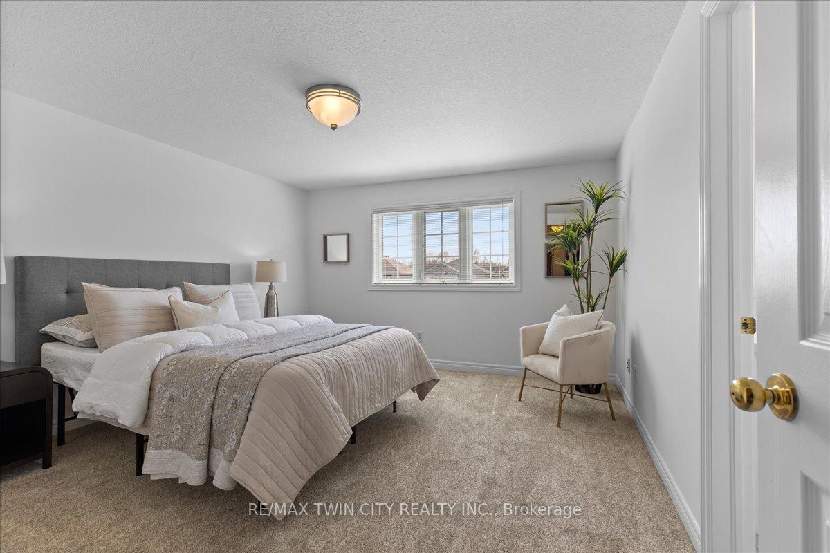 Photo 18 of 16 Marl Meadow Drive, Kitchener — HOMEH