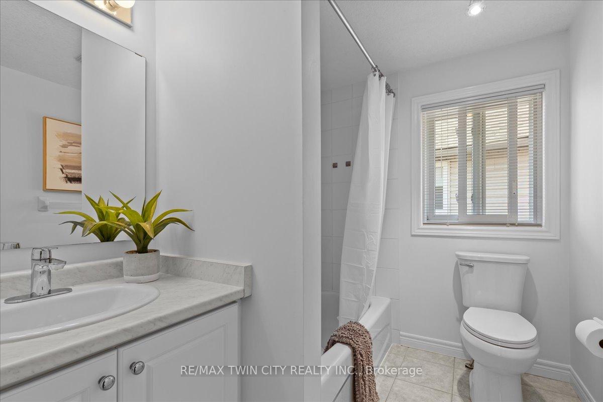 Photo 24 of 16 Marl Meadow Drive, Kitchener — HOMEH