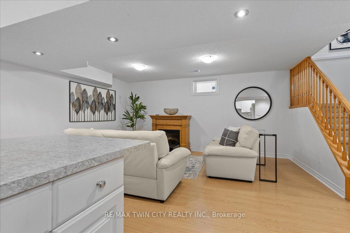 Photo 32 of 16 Marl Meadow Drive, Kitchener — HOMEH