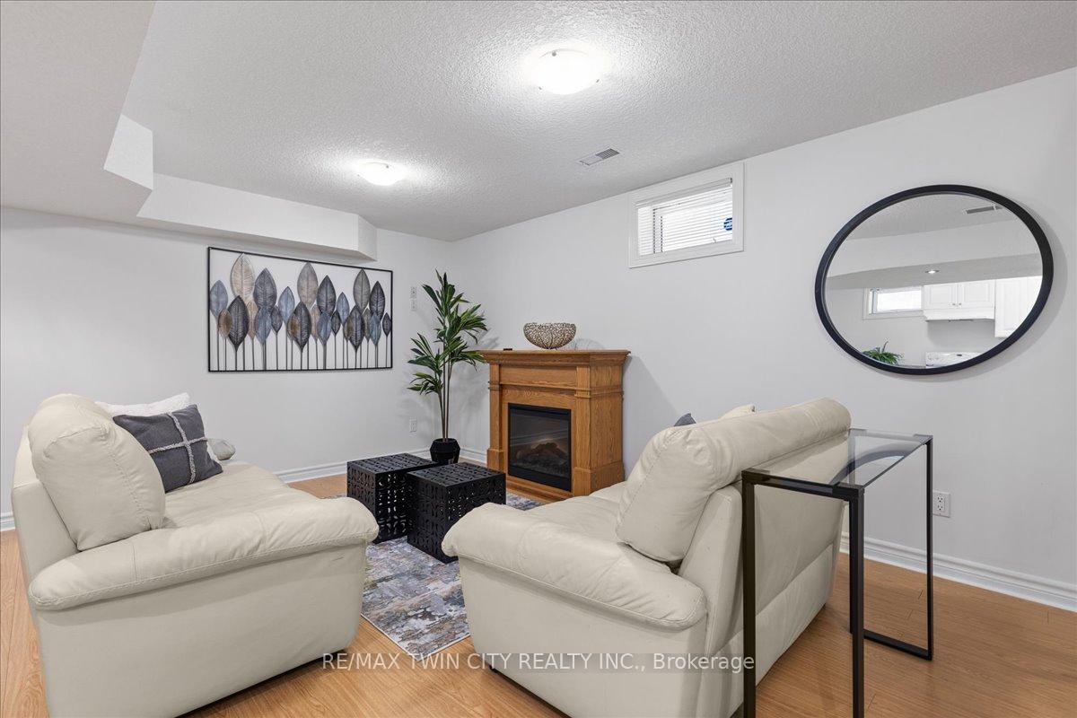 Photo 33 of 16 Marl Meadow Drive, Kitchener — HOMEH