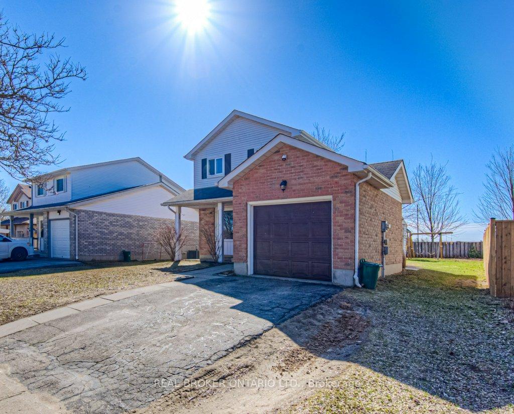 Photo 3 of 11 Rushbrook Drive, Kitchener — HOMEH
