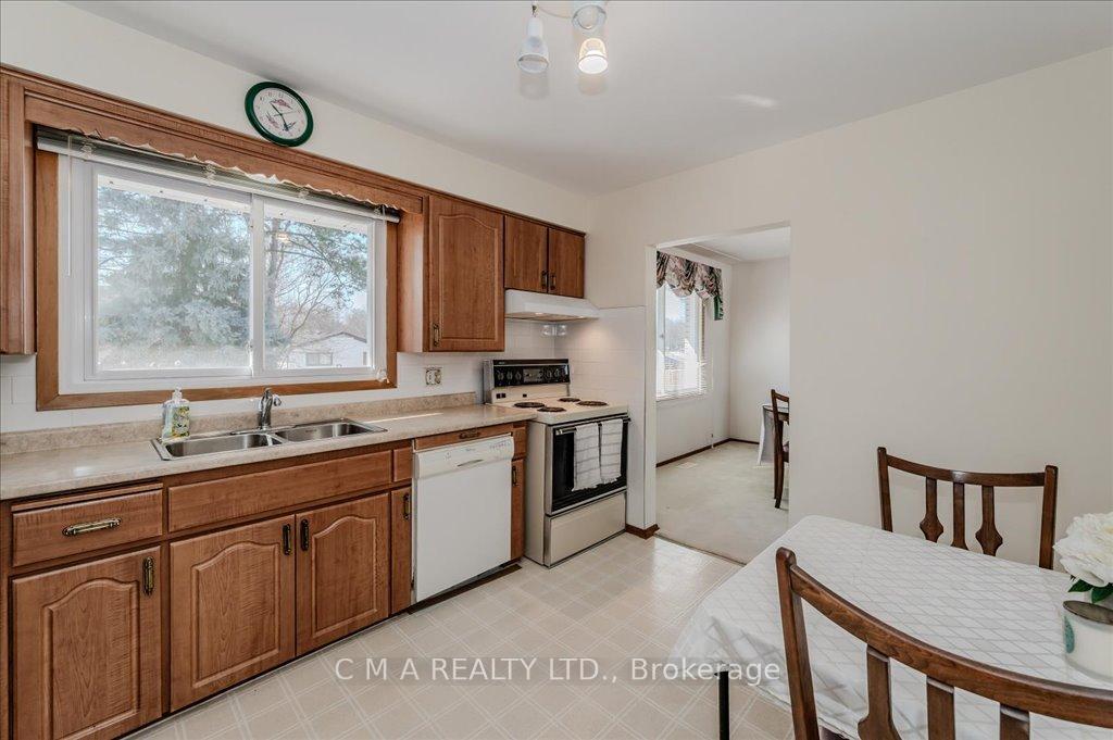 Photo 13 of 395 Forest Hill Drive, Kitchener — HOMEH