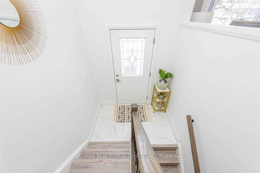 Photo 2 of 582 Elliott Crescent, Milton, Dorset Park — HOMEH