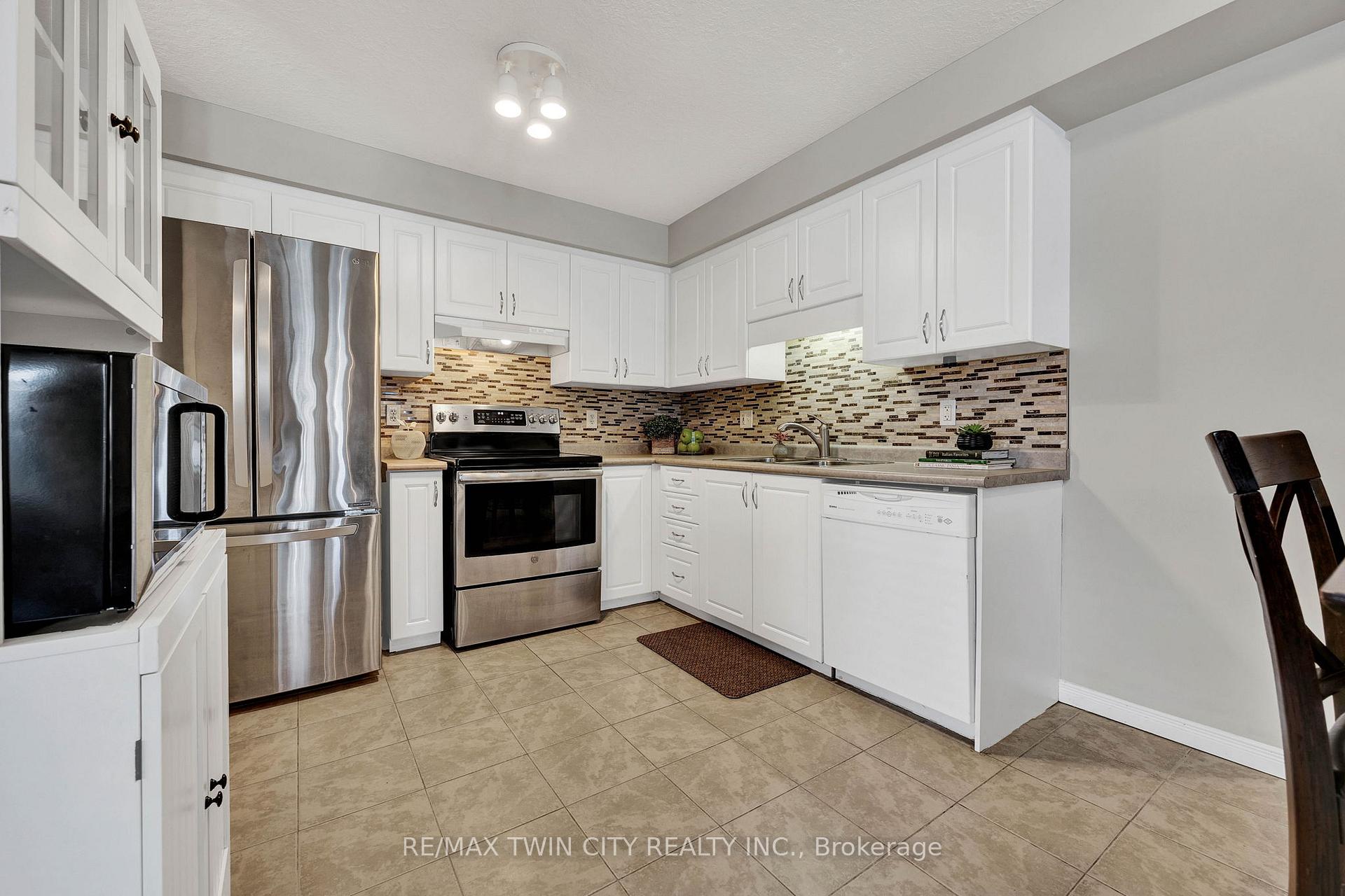 Photo 5 of 41 Donnenwerth Drive, Kitchener — HOMEH