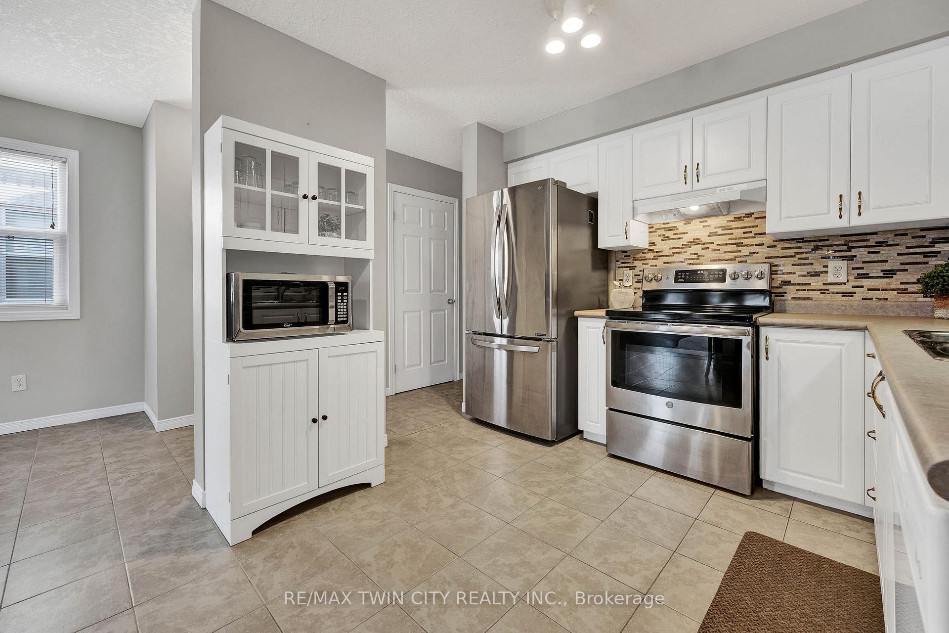 Photo 7 of 41 Donnenwerth Drive, Kitchener — HOMEH