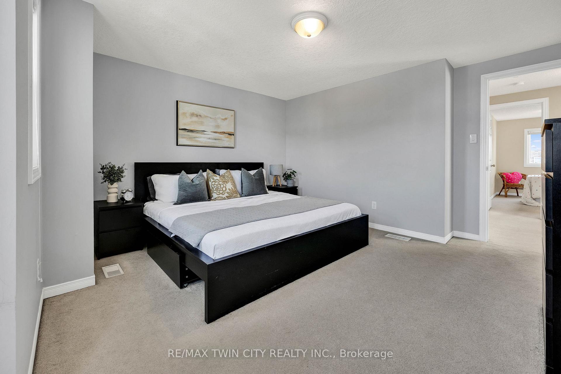 Photo 11 of 41 Donnenwerth Drive, Kitchener — HOMEH