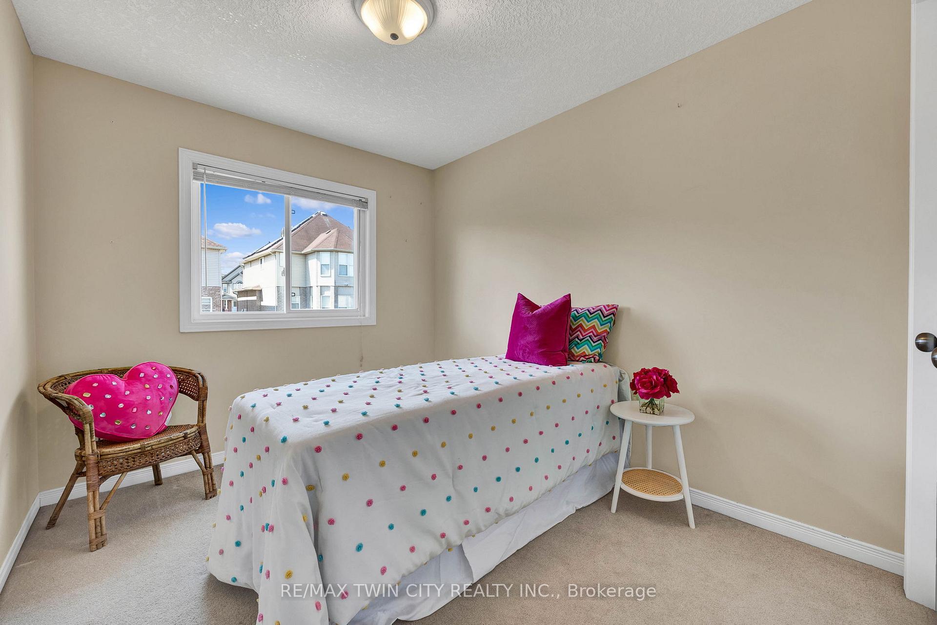 Photo 12 of 41 Donnenwerth Drive, Kitchener — HOMEH