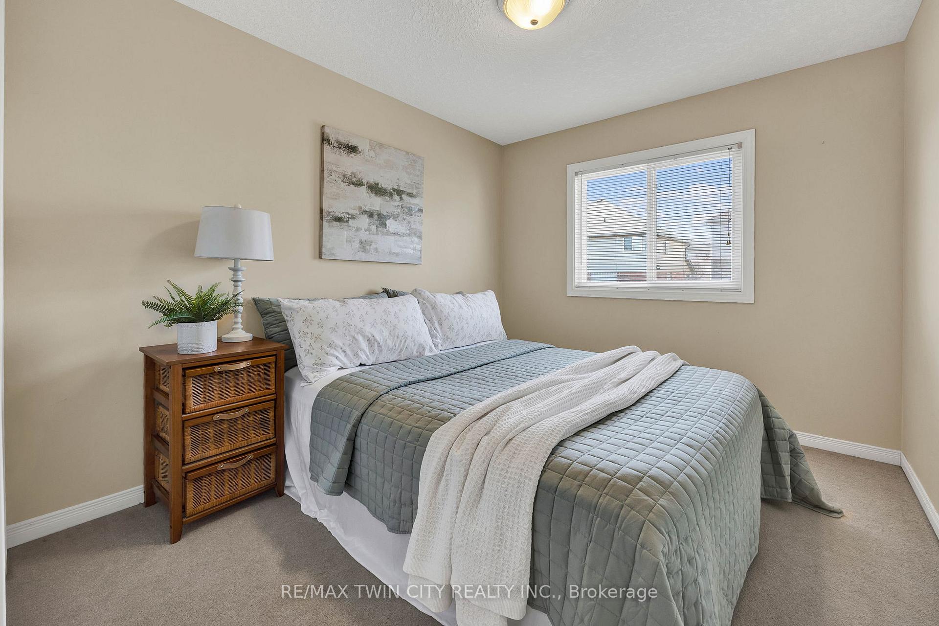 Photo 13 of 41 Donnenwerth Drive, Kitchener — HOMEH
