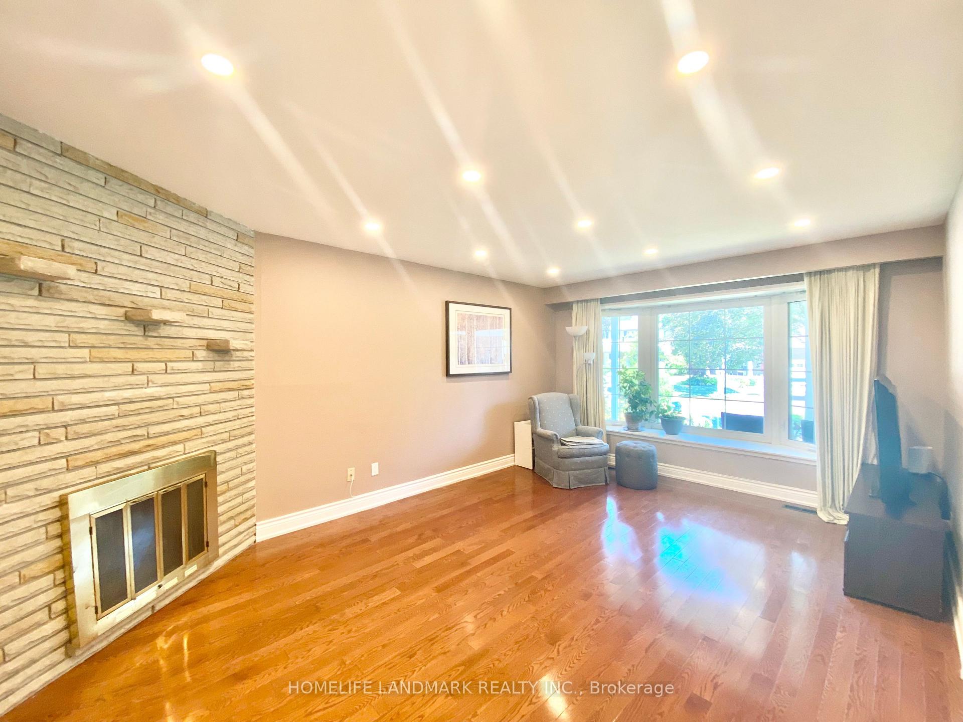 Photo 3 of 23 Apple Orchard Path, Markham, Royal Orchard — HOMEH