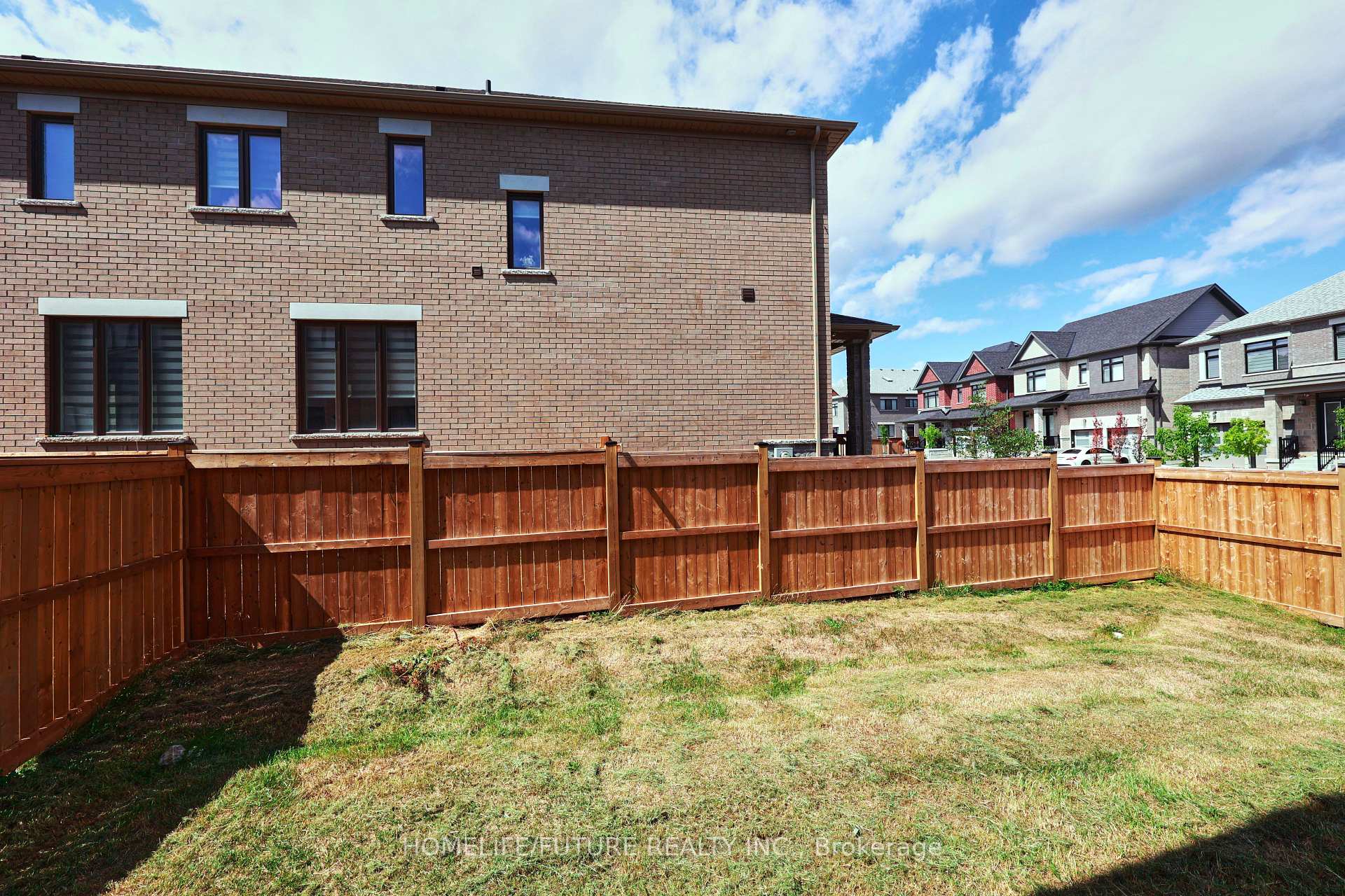 Photo 7 of 28 Jinnah Avenue E, Markham, Middlefield — HOMEH