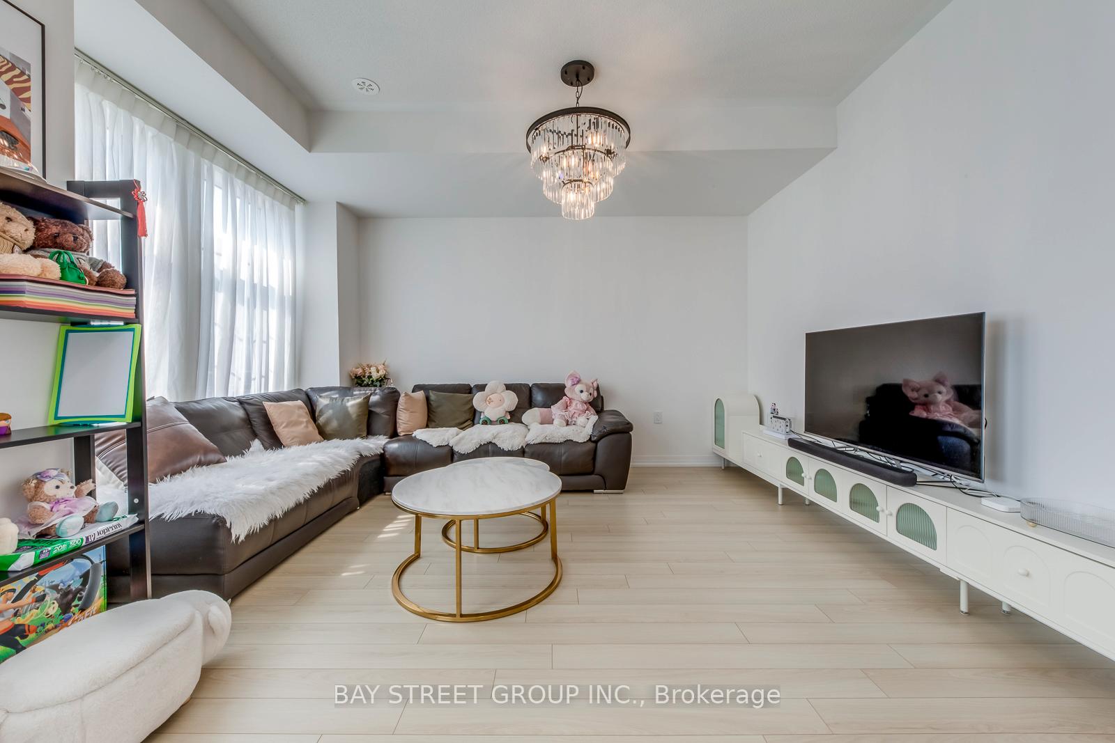 Photo 4 of 33 Sissons Way, Markham, Cedar Grove — HOMEH