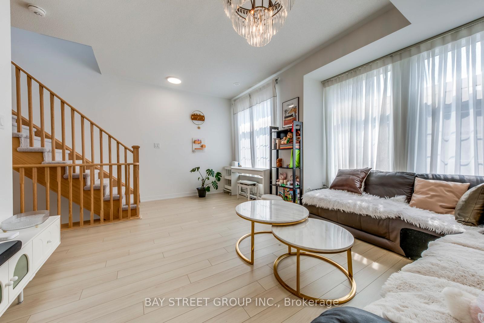Photo 5 of 33 Sissons Way, Markham, Cedar Grove — HOMEH
