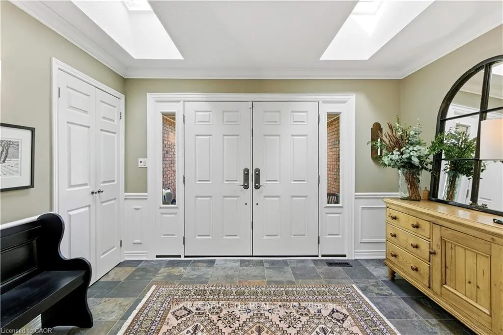 Photo 2 of 9 Mays Crescent, Hamilton, Waterdown — HOMEH