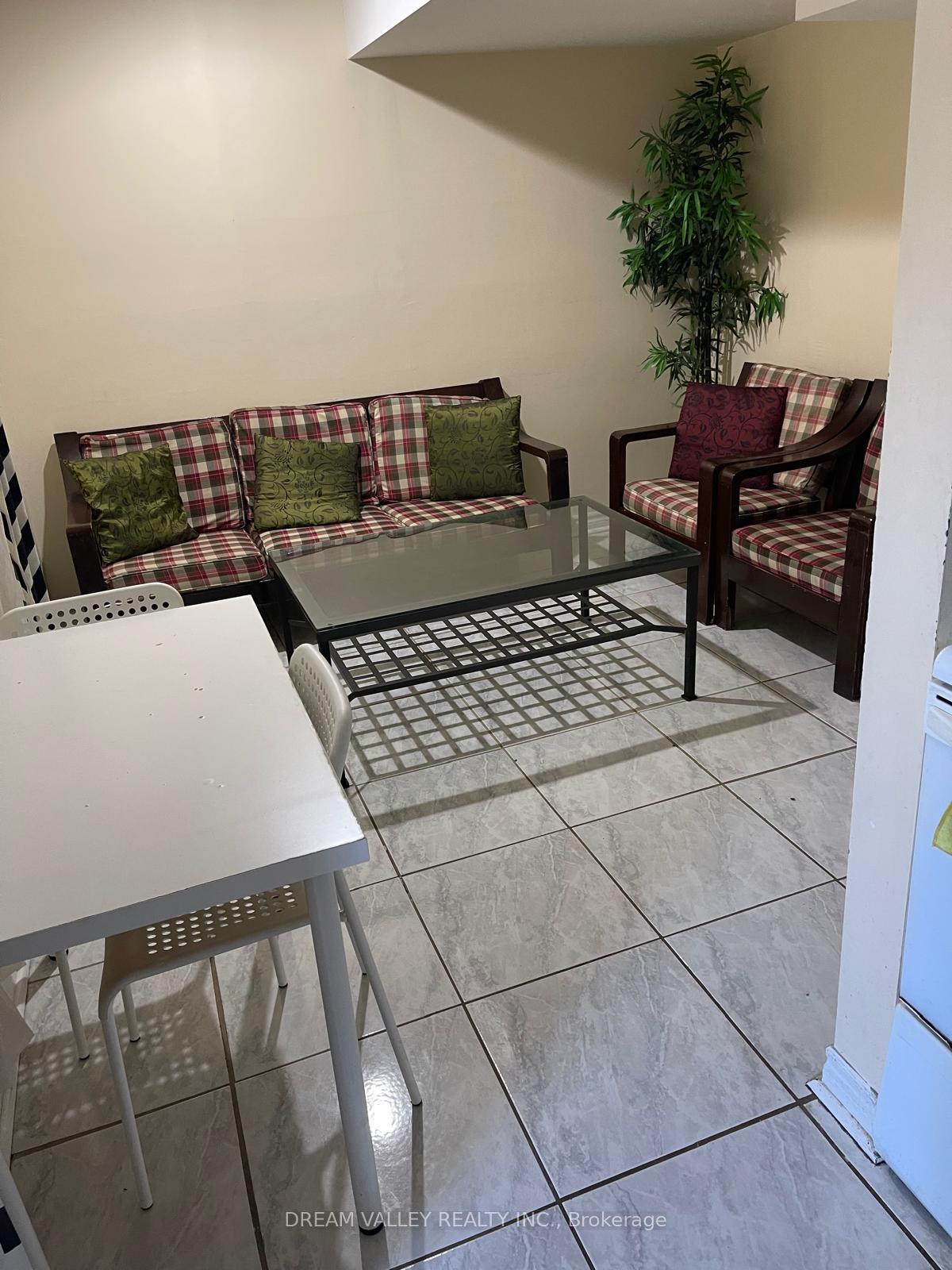 Photo 4 of Unit BSMT, 341 Elson Street, Markham, Cedarwood — HOMEH