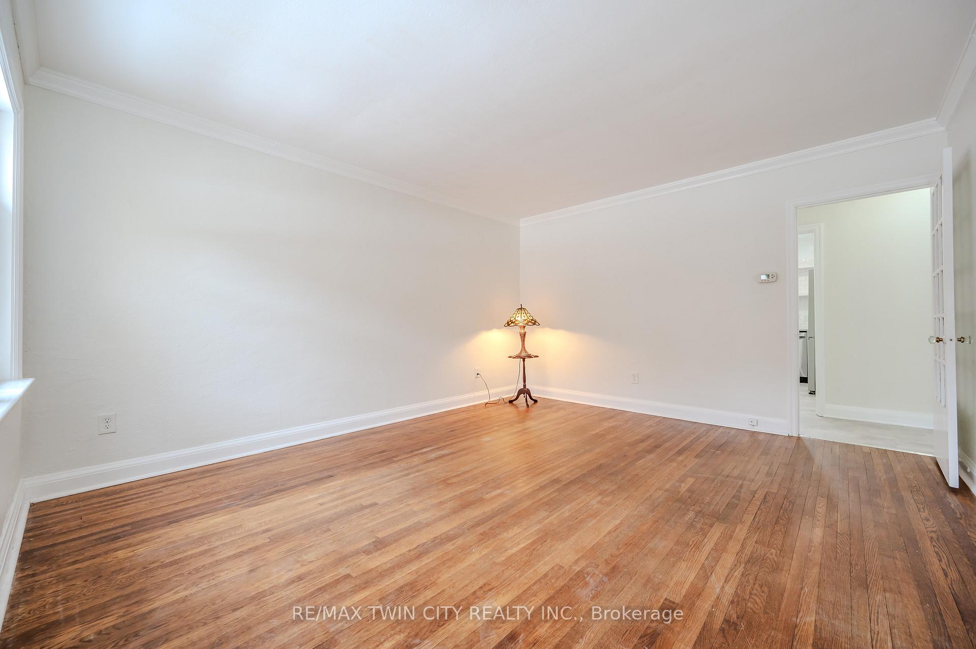 Photo 5 of 11 Esson Street, Kitchener — HOMEH
