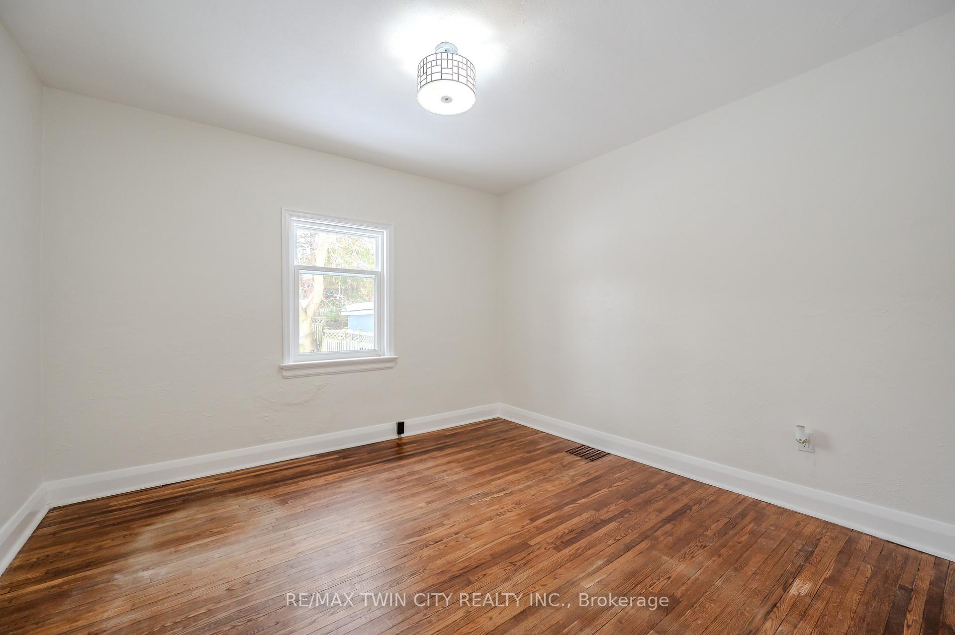 Photo 12 of 11 Esson Street, Kitchener — HOMEH