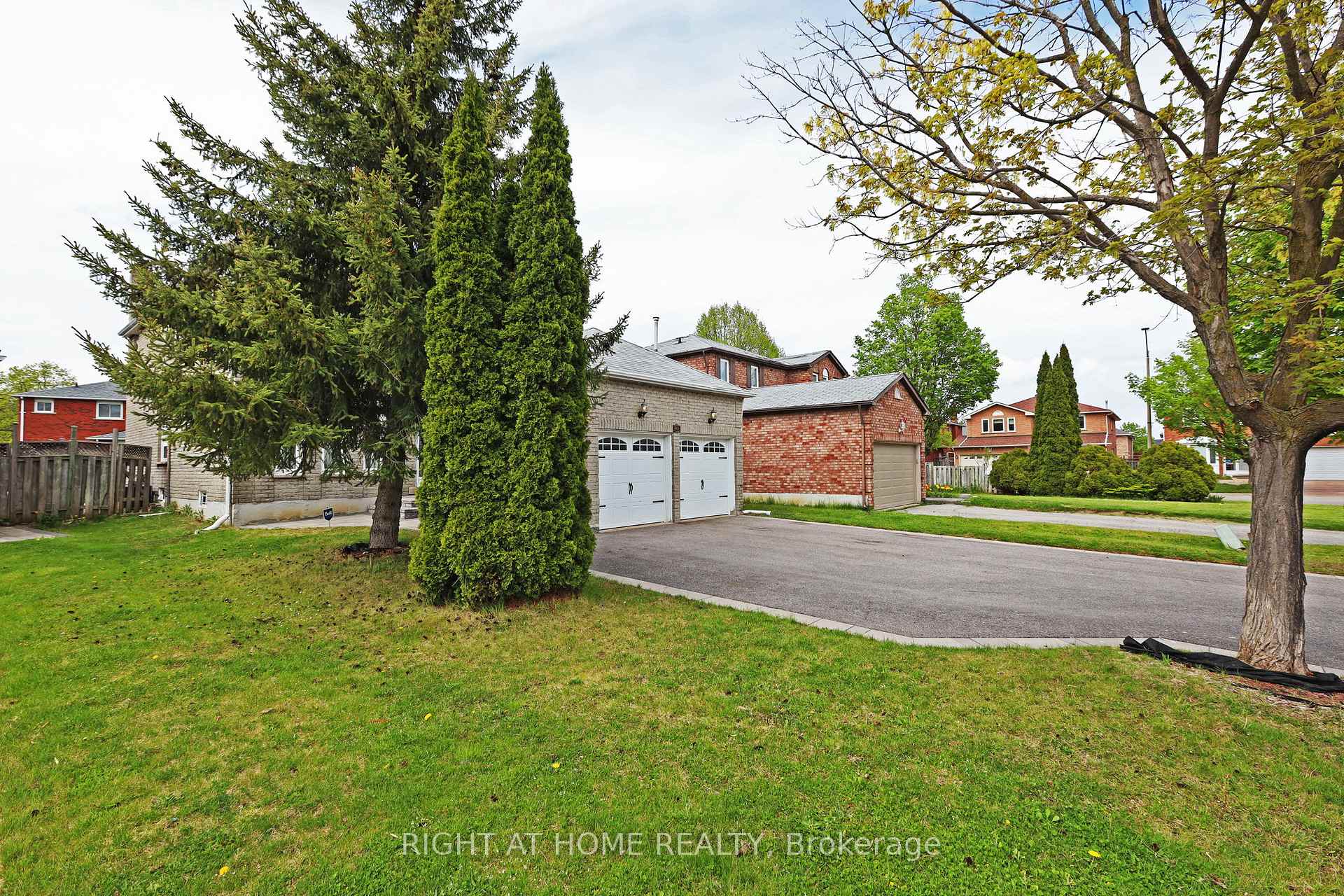 Photo 2 of 4 Deena Place, Markham, Middlefield — HOMEH