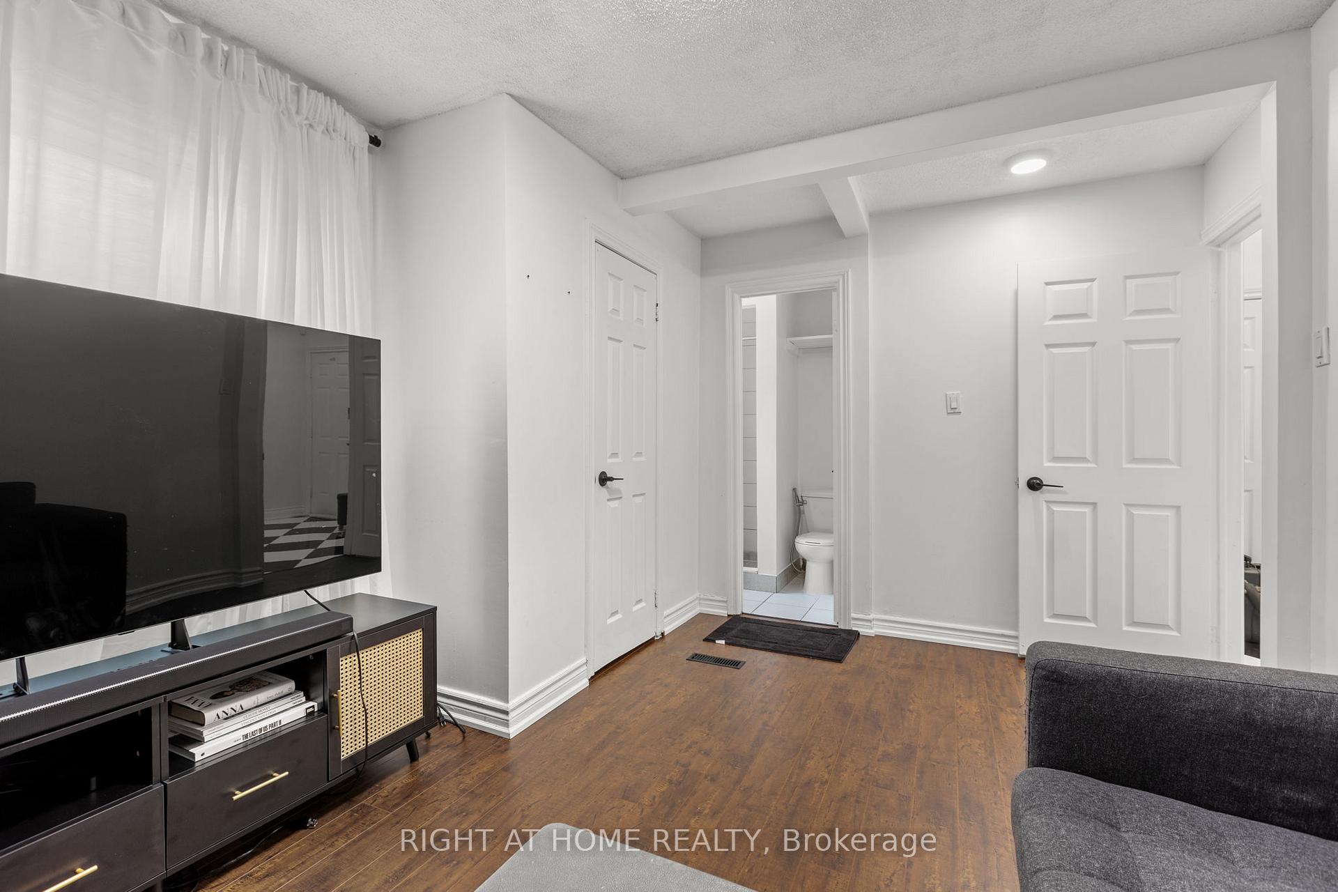 Photo 13 of 4 Deena Place, Markham, Middlefield — HOMEH