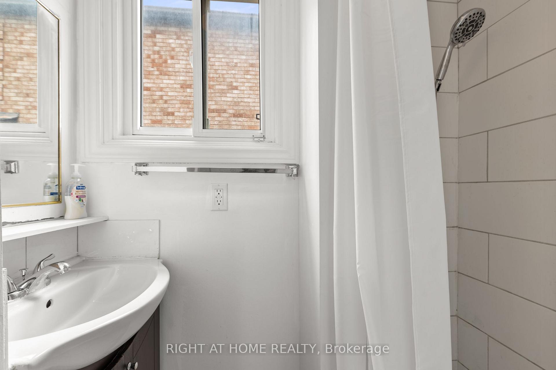 Photo 17 of 4 Deena Place, Markham, Middlefield — HOMEH