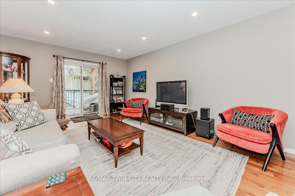 Photo 4 of 18 Wrenwood Place, Kitchener — HOMEH