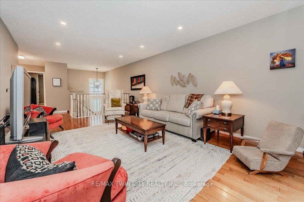 Photo 5 of 18 Wrenwood Place, Kitchener — HOMEH