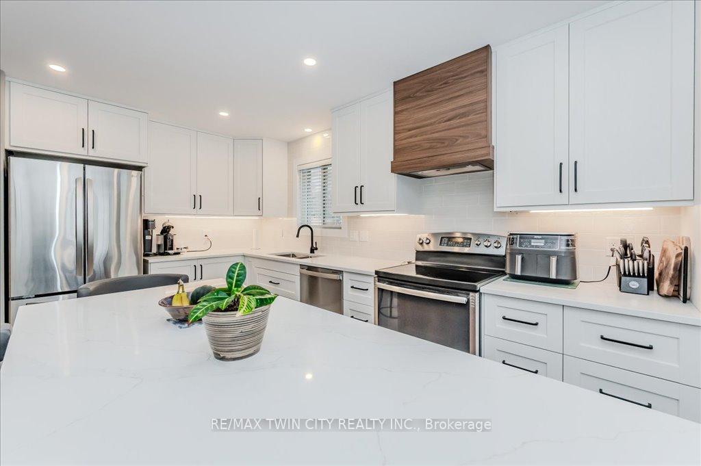 Photo 8 of 18 Wrenwood Place, Kitchener — HOMEH