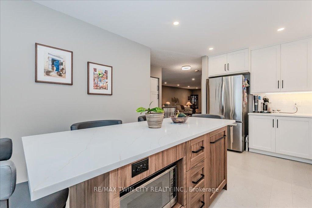 Photo 10 of 18 Wrenwood Place, Kitchener — HOMEH
