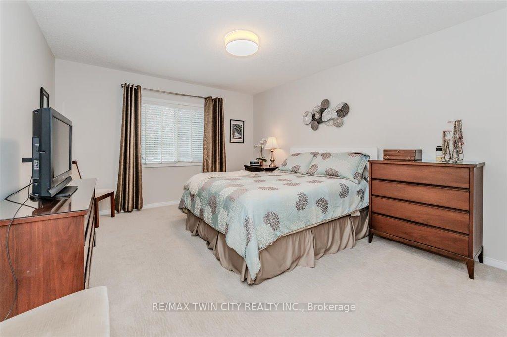 Photo 15 of 18 Wrenwood Place, Kitchener — HOMEH