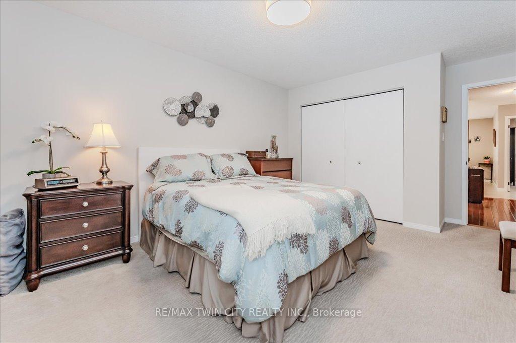 Photo 16 of 18 Wrenwood Place, Kitchener — HOMEH