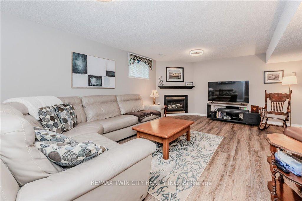 Photo 17 of 18 Wrenwood Place, Kitchener — HOMEH