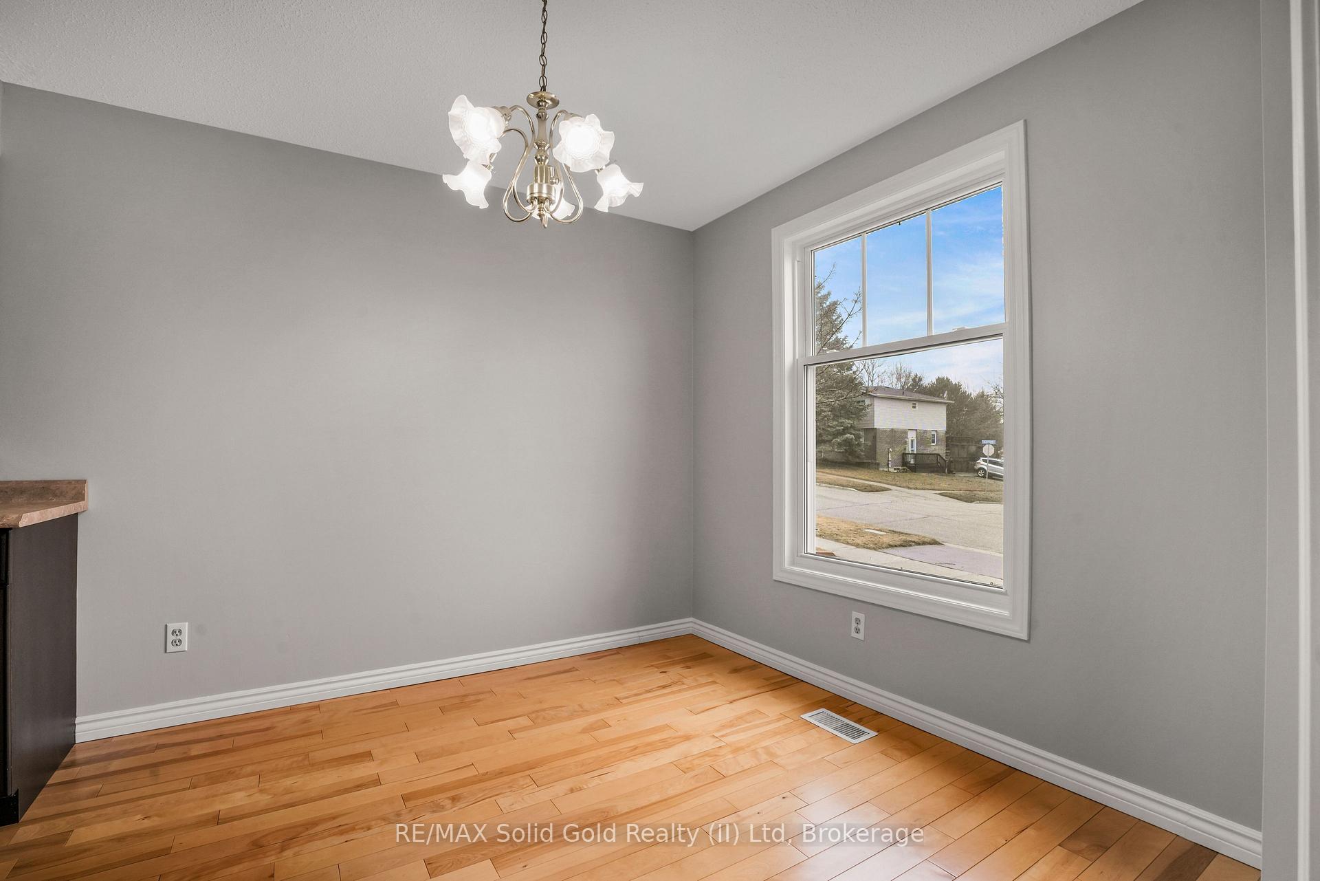 Photo 5 of 197 Folkstone Place, Kitchener — HOMEH