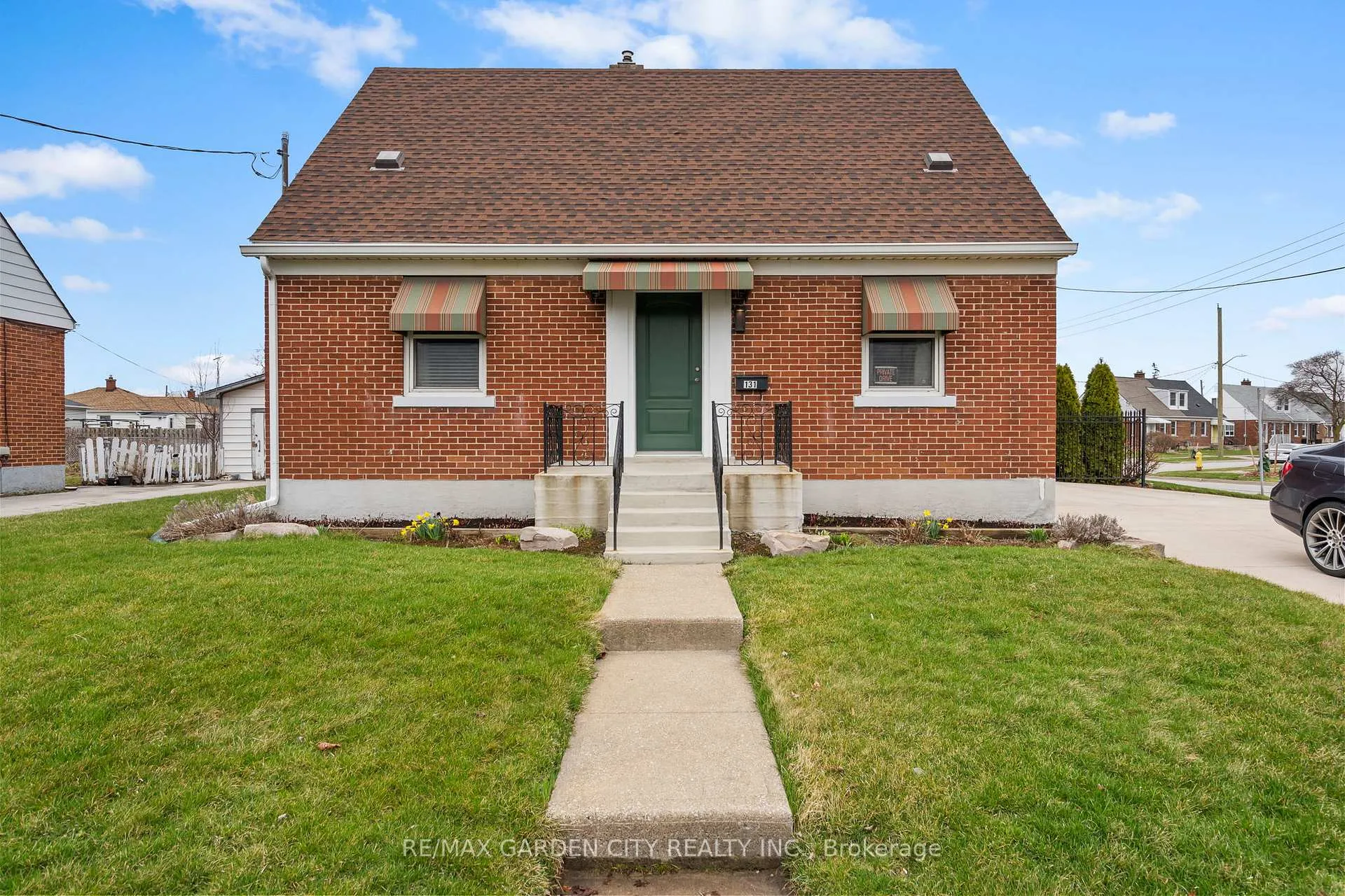 Photo 2 of 131 Westchester Crescent, St. Catharines, E. Chester — HOMEH