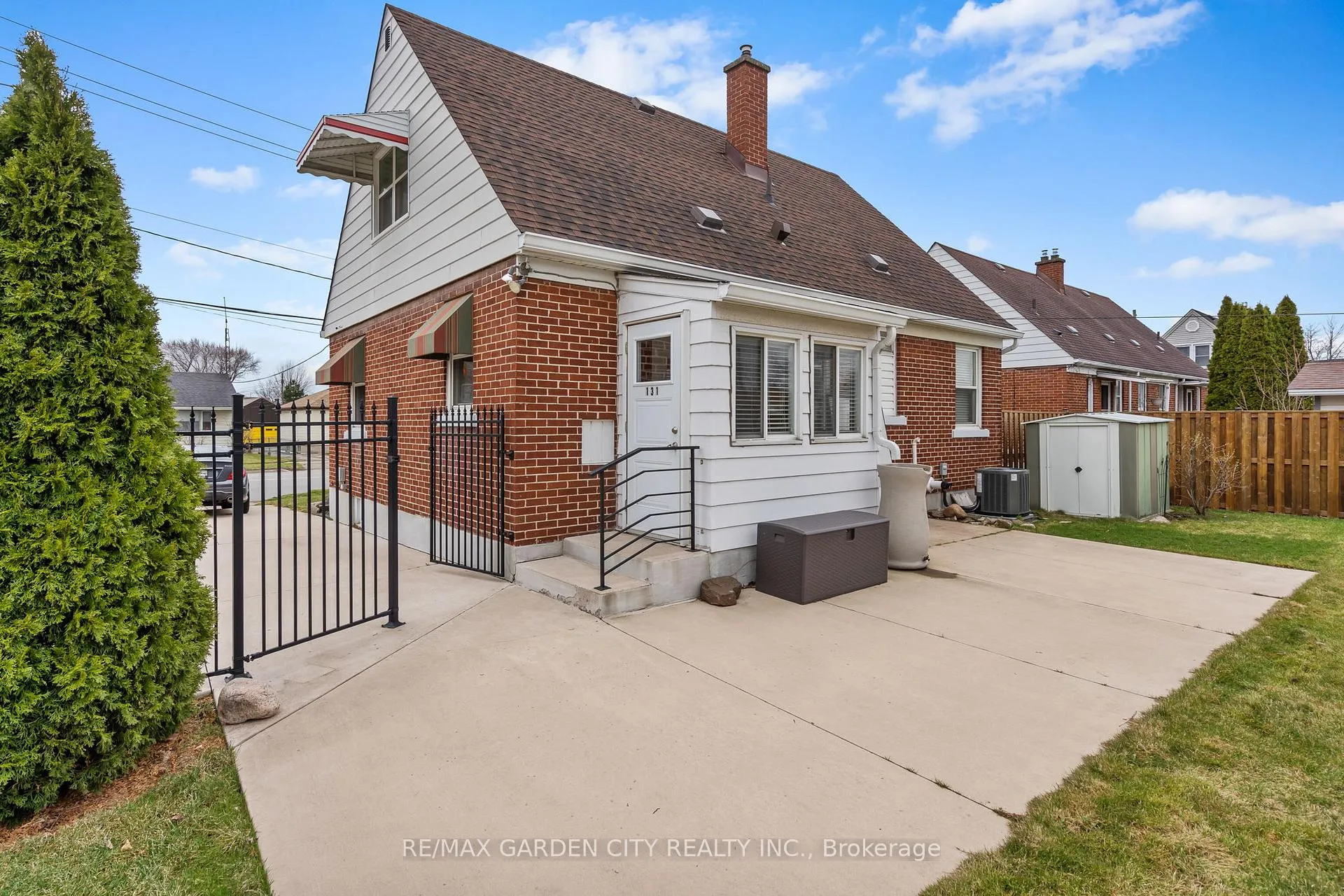 Photo 3 of 131 Westchester Crescent, St. Catharines, E. Chester — HOMEH