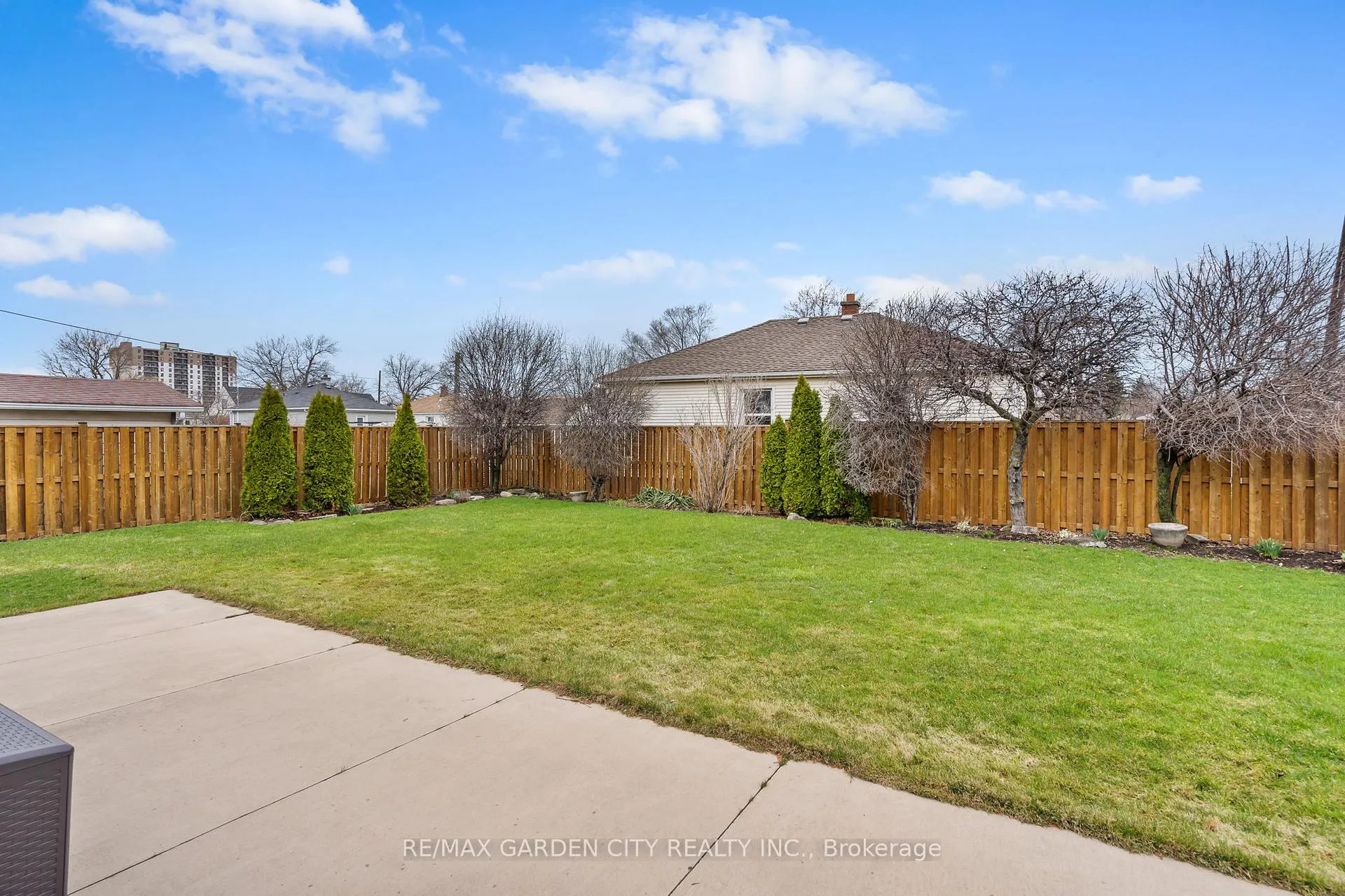 Photo 4 of 131 Westchester Crescent, St. Catharines, E. Chester — HOMEH