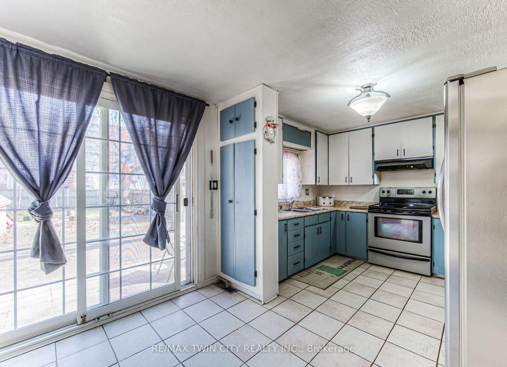 Photo 19 of 87 6 Avenue, Kitchener — HOMEH