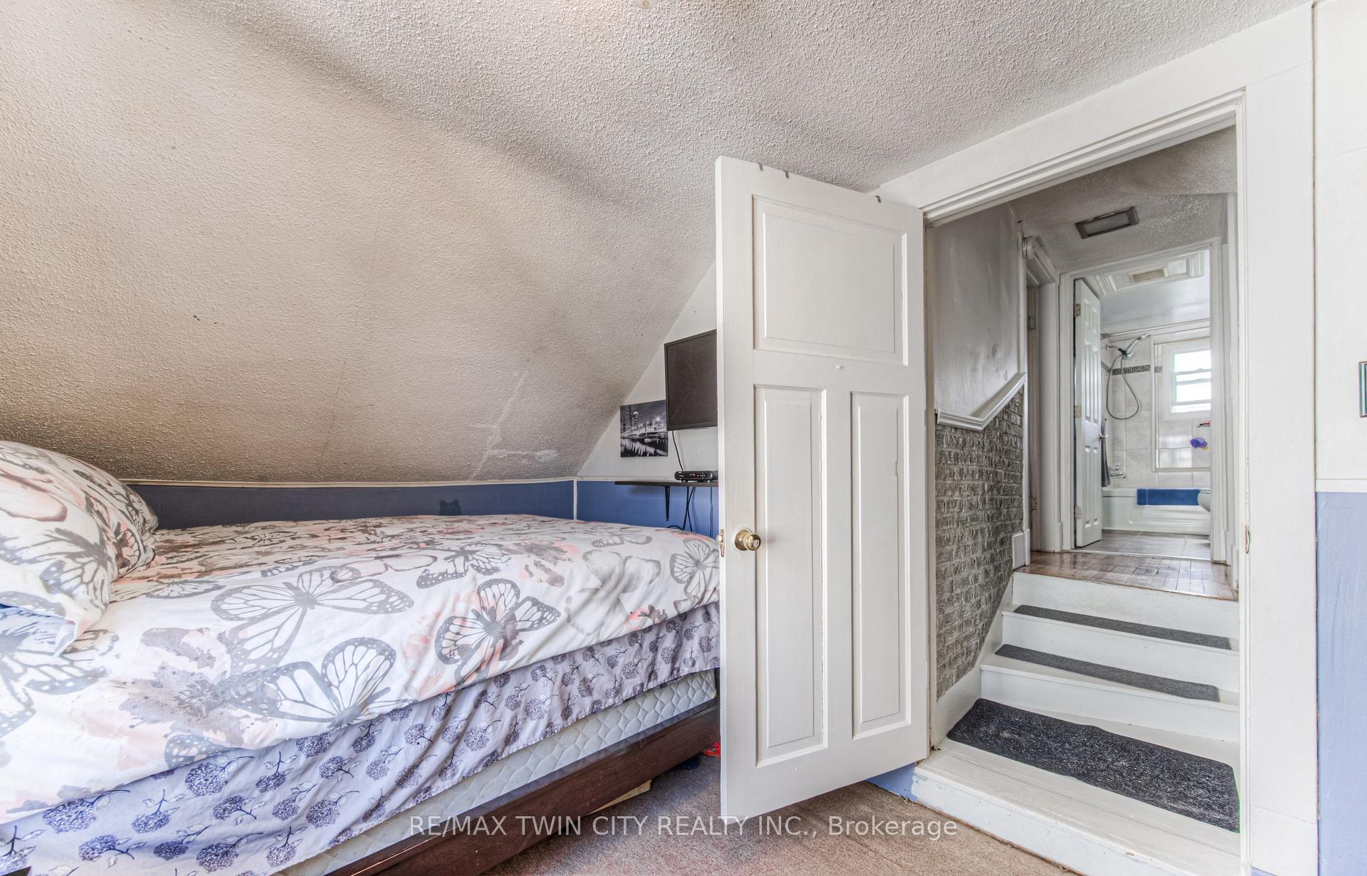 Photo 28 of 87 6 Avenue, Kitchener — HOMEH