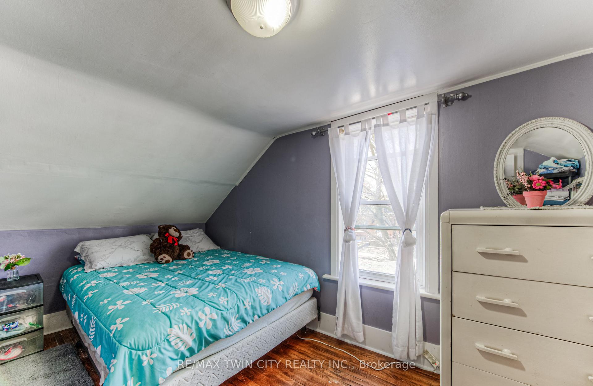 Photo 31 of 87 6 Avenue, Kitchener — HOMEH