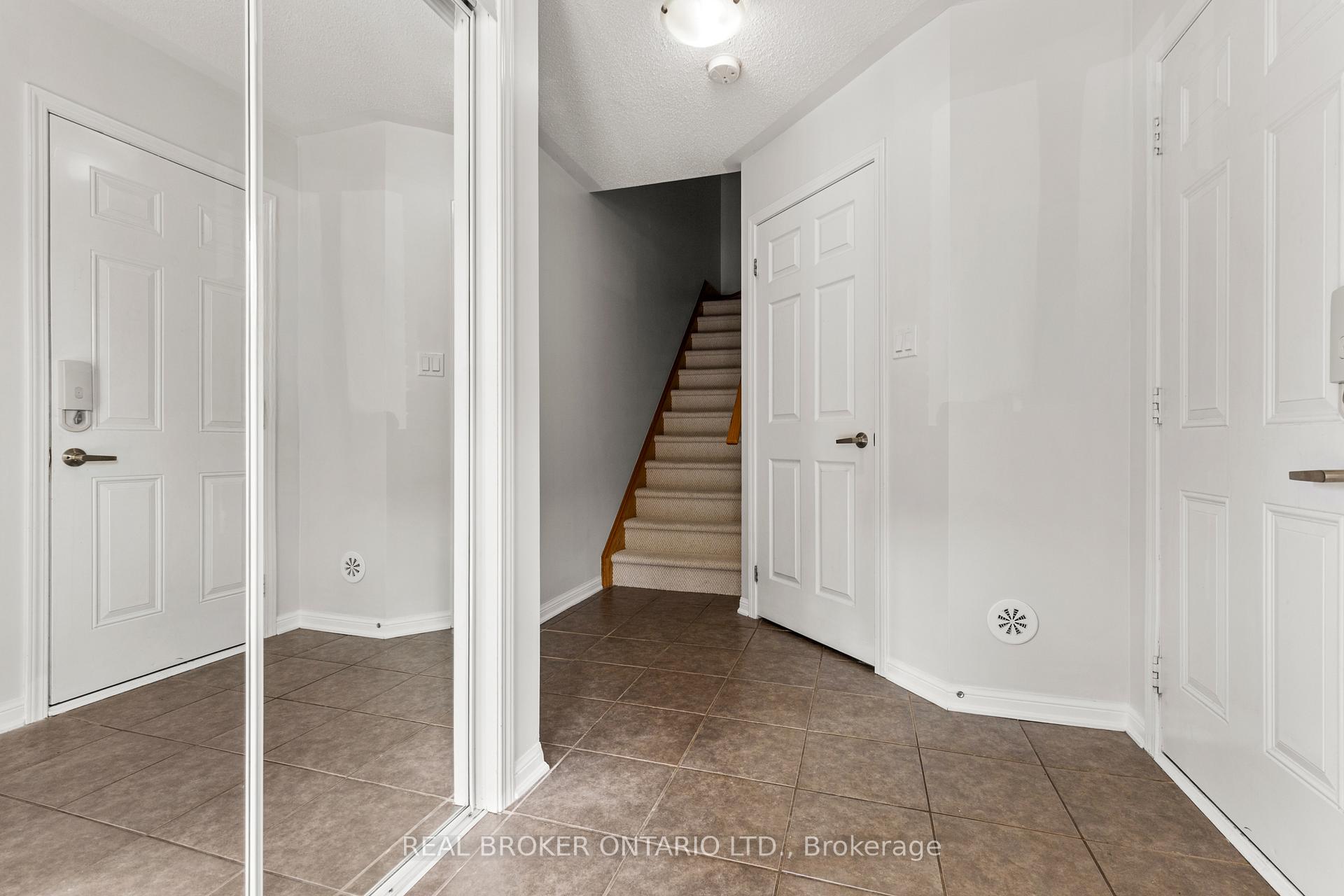 Photo 4 of 879 Willingdon Crescent, Milton, Harrison — HOMEH