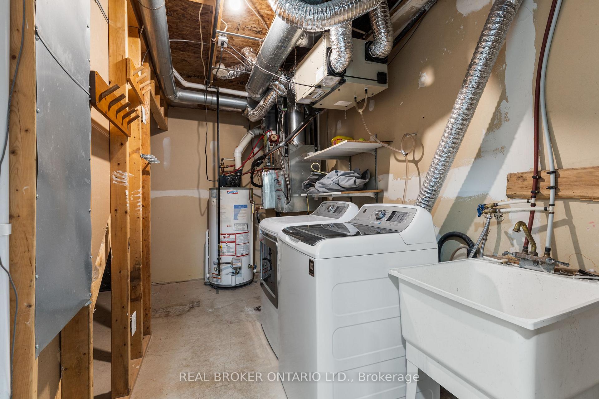 Photo 5 of 879 Willingdon Crescent, Milton, Harrison — HOMEH