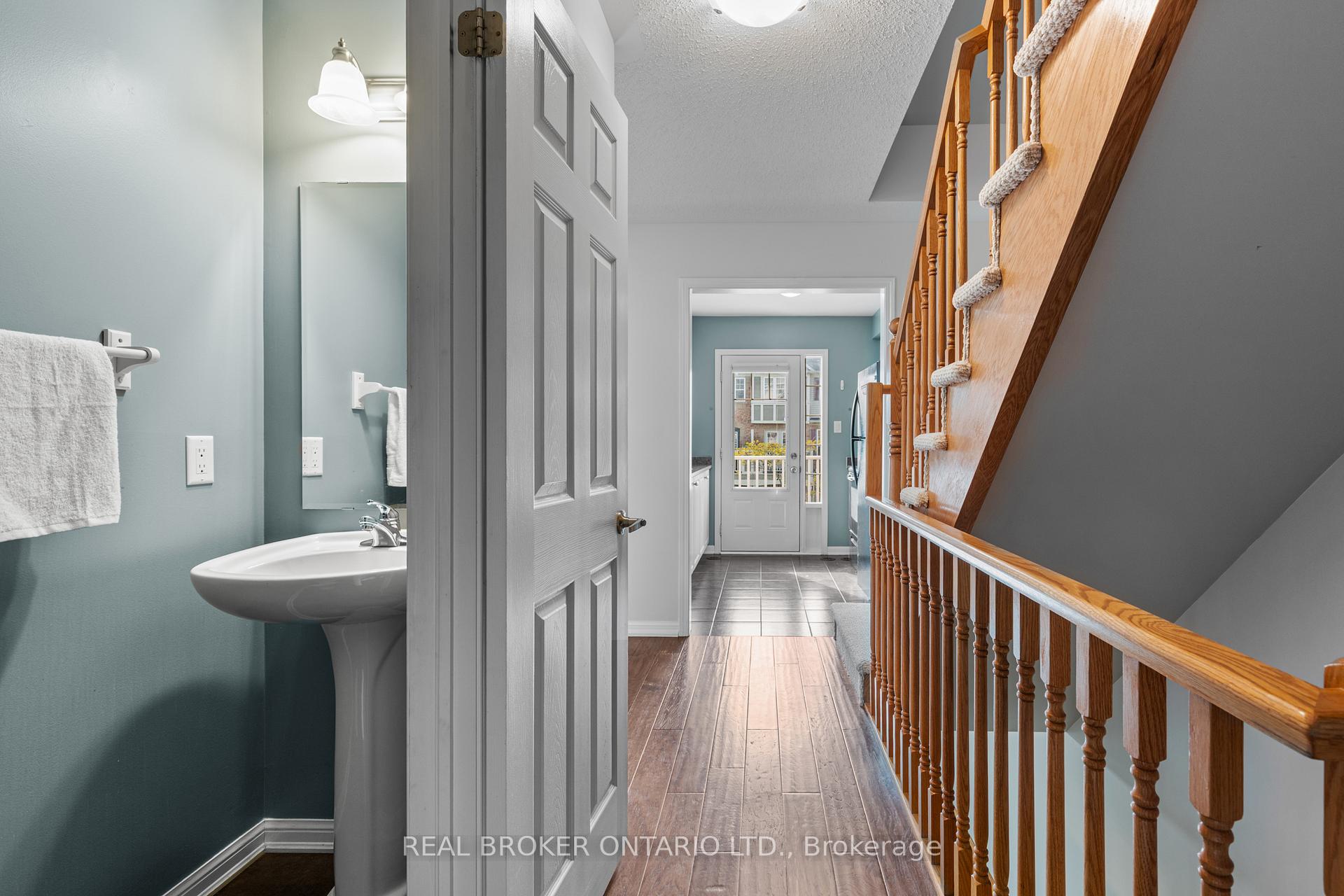 Photo 6 of 879 Willingdon Crescent, Milton, Harrison — HOMEH