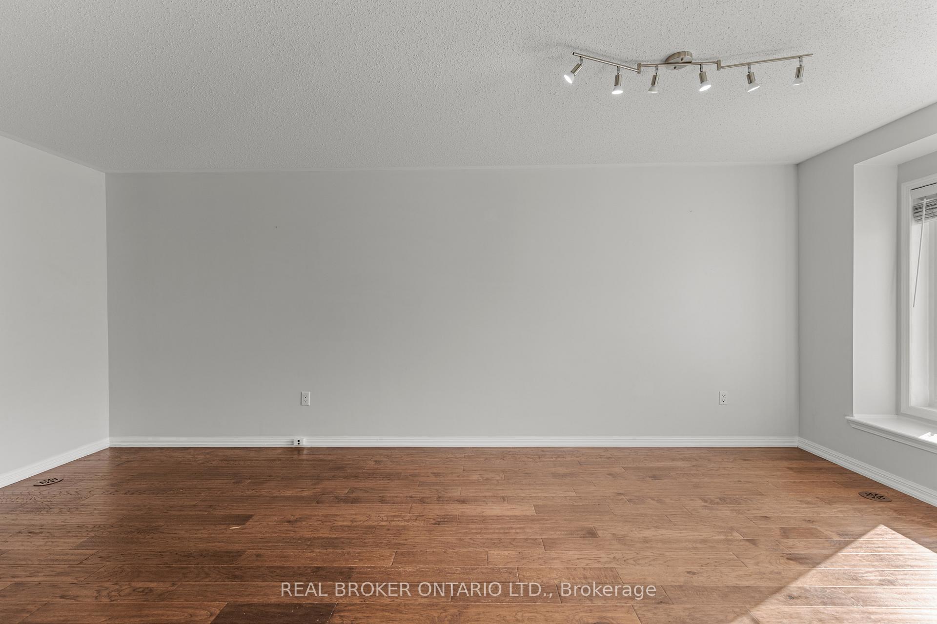 Photo 8 of 879 Willingdon Crescent, Milton, Harrison — HOMEH
