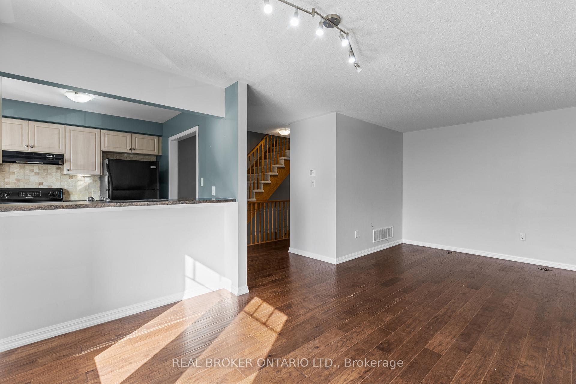 Photo 9 of 879 Willingdon Crescent, Milton, Harrison — HOMEH