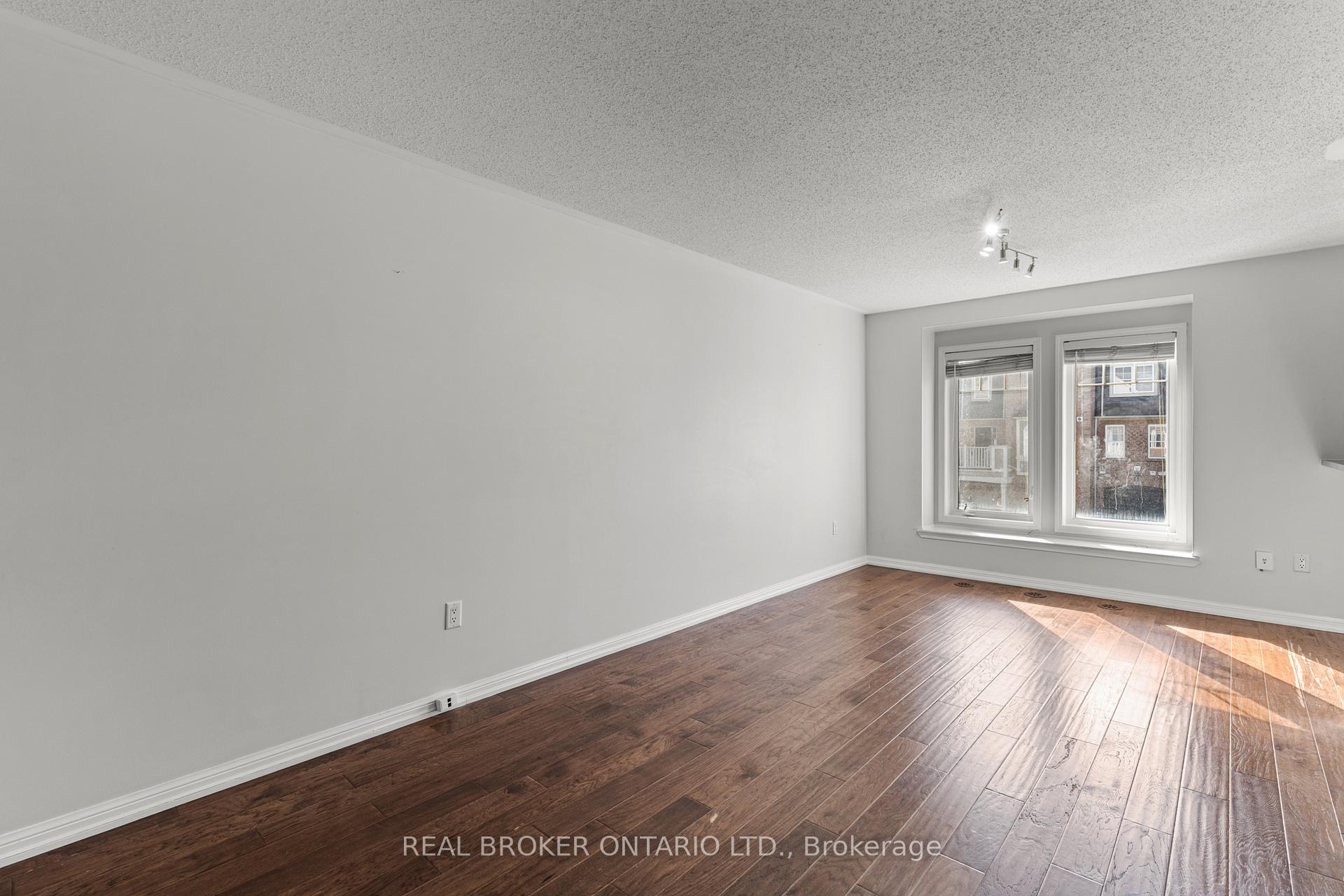 Photo 10 of 879 Willingdon Crescent, Milton, Harrison — HOMEH