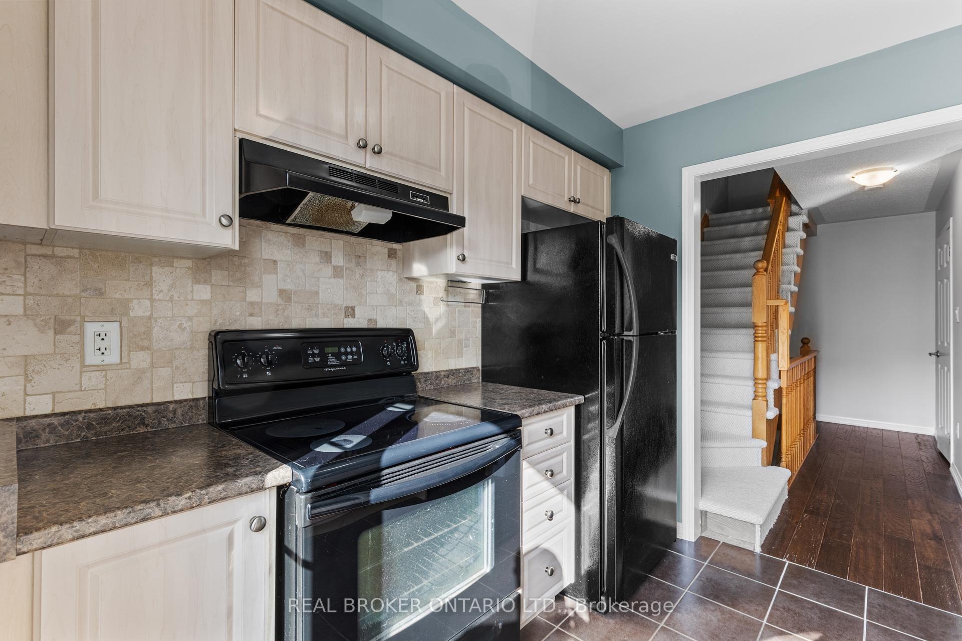 Photo 11 of 879 Willingdon Crescent, Milton, Harrison — HOMEH