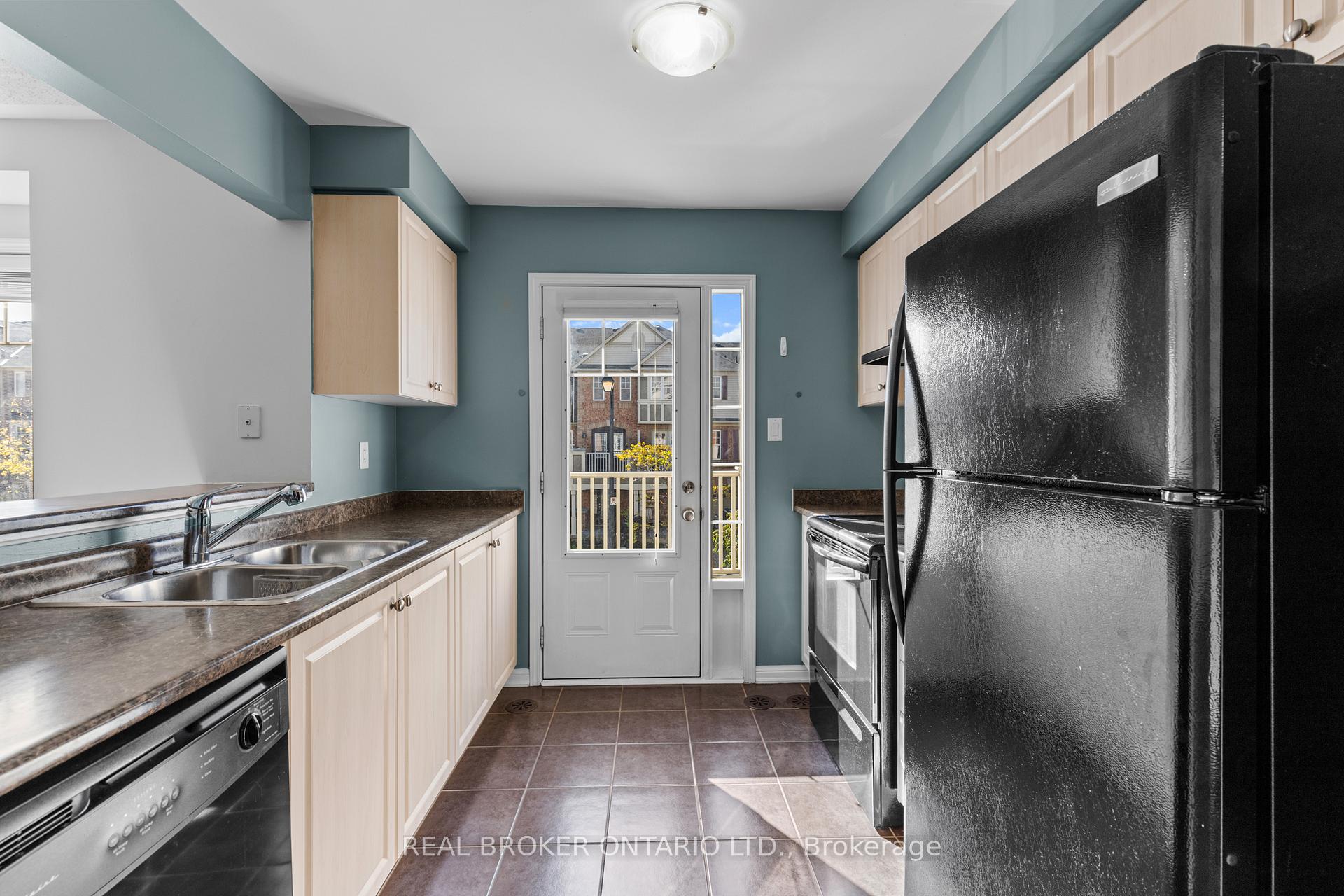 Photo 12 of 879 Willingdon Crescent, Milton, Harrison — HOMEH