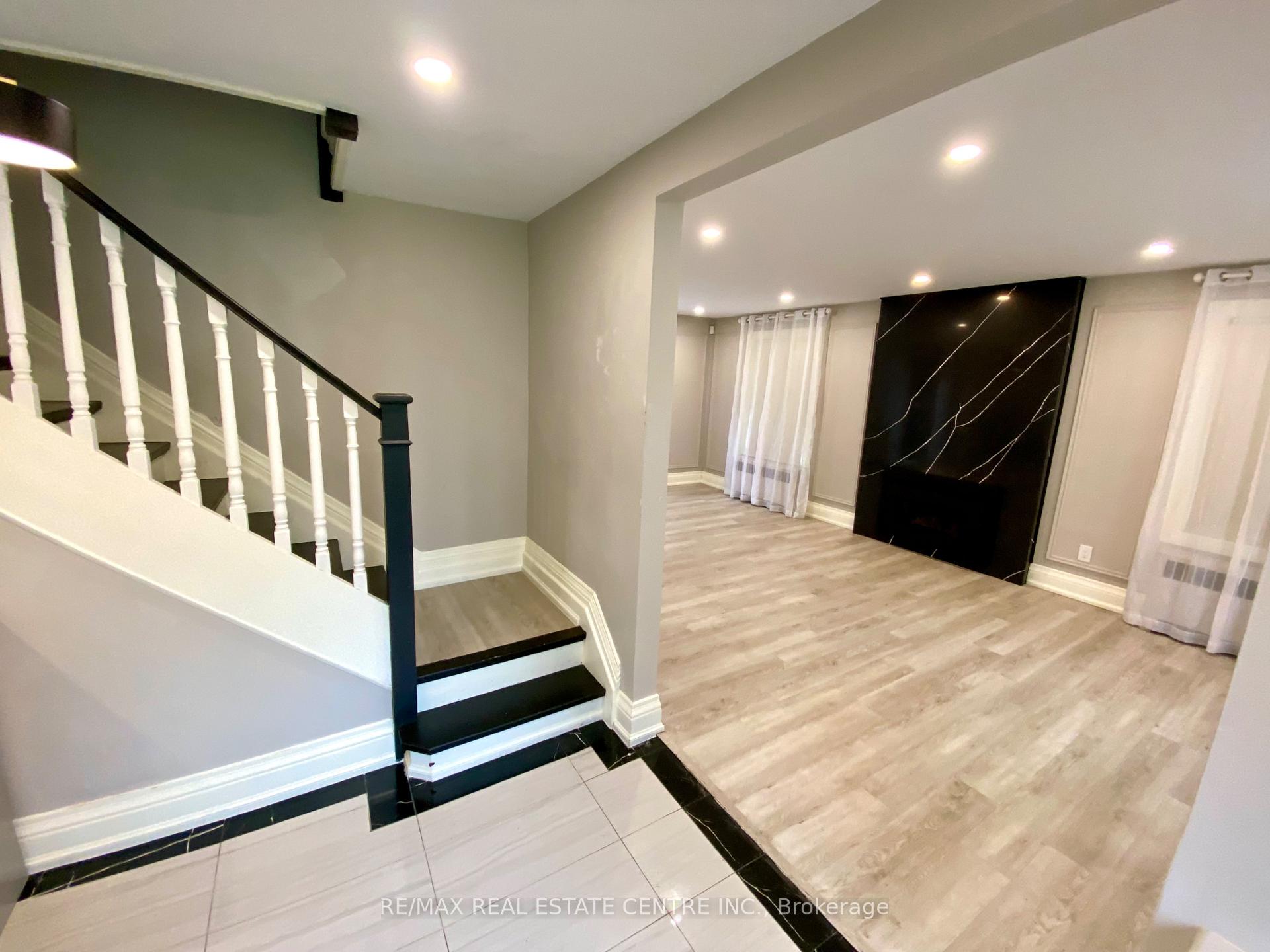 Photo 5 of 21 John Street E, Markham, Thornhill — HOMEH
