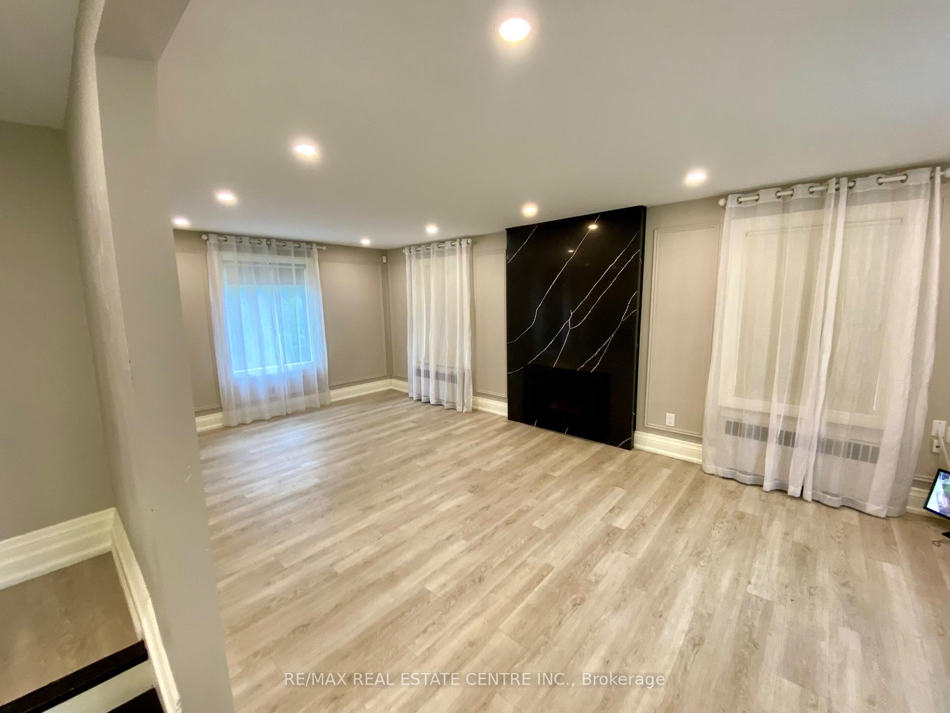 Photo 6 of 21 John Street E, Markham, Thornhill — HOMEH