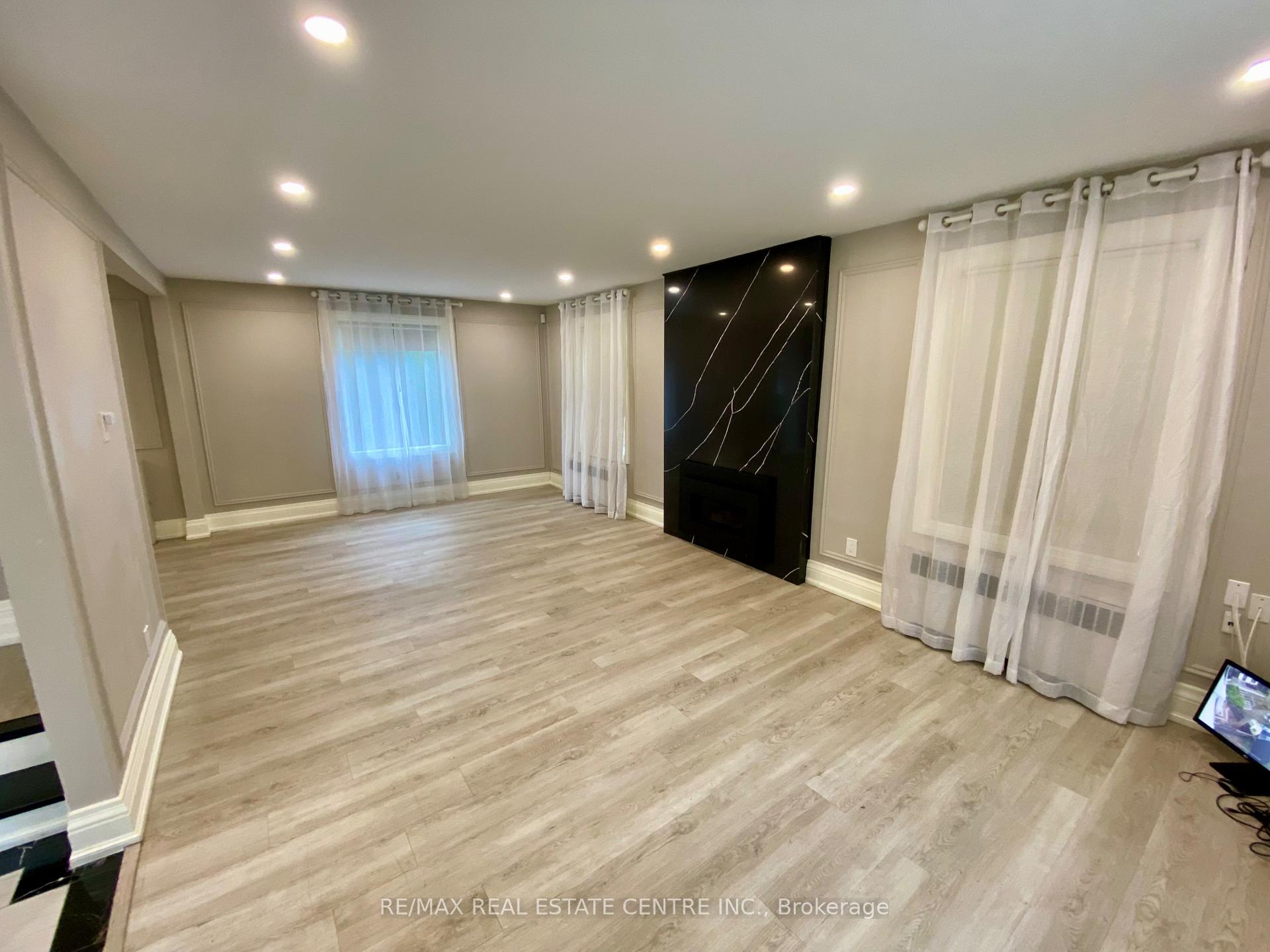 Photo 7 of 21 John Street E, Markham, Thornhill — HOMEH