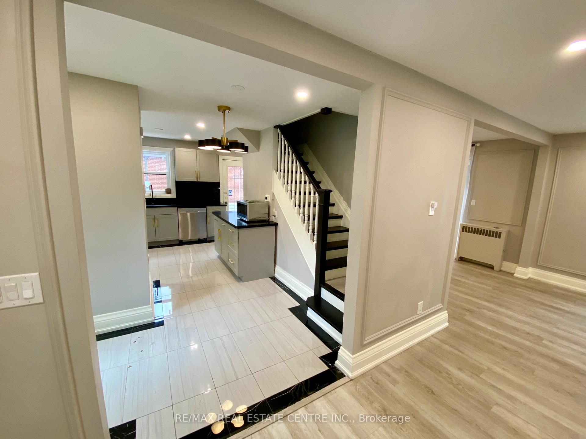 Photo 8 of 21 John Street E, Markham, Thornhill — HOMEH
