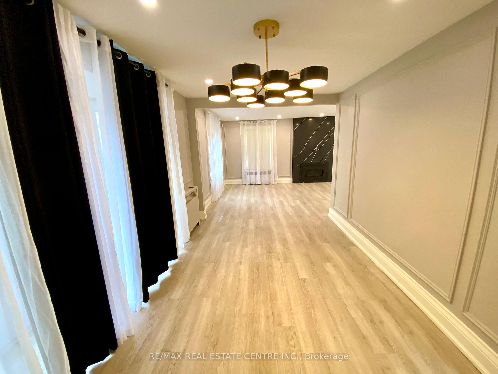 Photo 12 of 21 John Street E, Markham, Thornhill — HOMEH